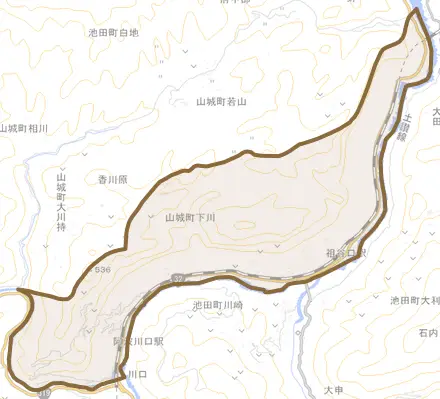 山城町下川とその周辺の地図。町の範囲を重ねている