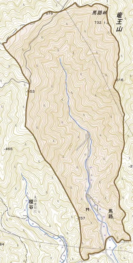 馬路とその周辺の地図。町の範囲を重ねている