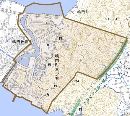 鳴門町三ツ石とその周辺の地図。町の範囲を重ねている