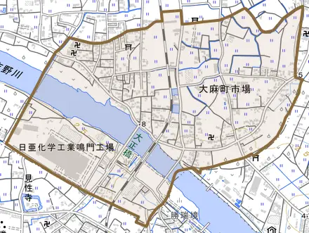 大麻町市場とその周辺の地図。町の範囲を重ねている