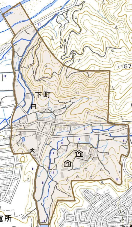 下町とその周辺の地図。町の範囲を重ねている