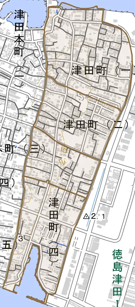 津田町とその周辺の地図。町の範囲を重ねている