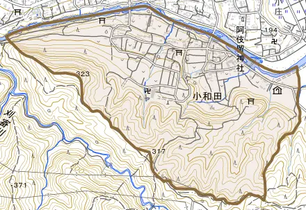 小和田とその周辺の地図。町の範囲を重ねている