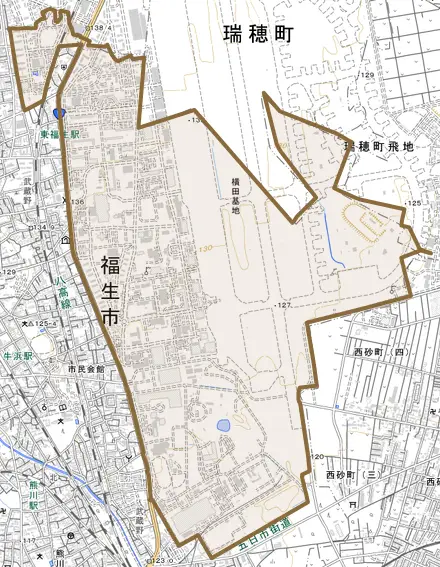横田基地内とその周辺の地図。町の範囲を重ねている