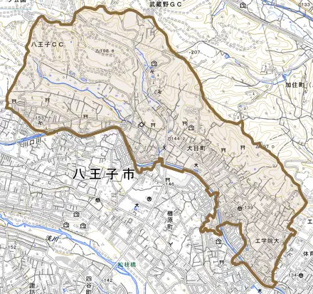 犬目町とその周辺の地図。町の範囲を重ねている