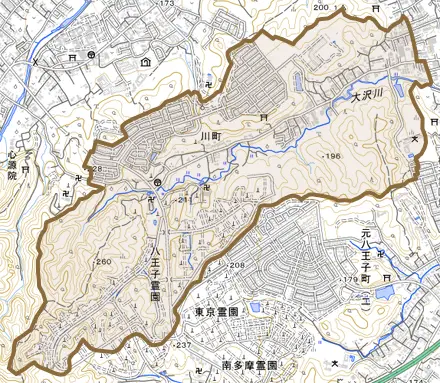 川町とその周辺の地図。町の範囲を重ねている