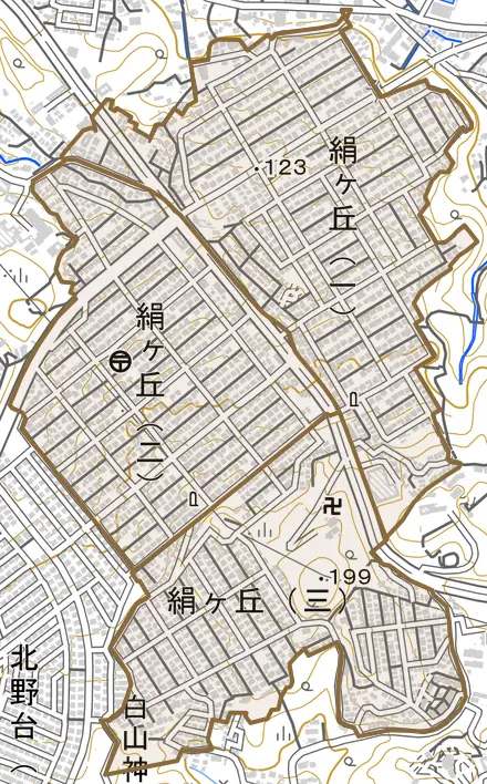絹ケ丘とその周辺の地図。町の範囲を重ねている