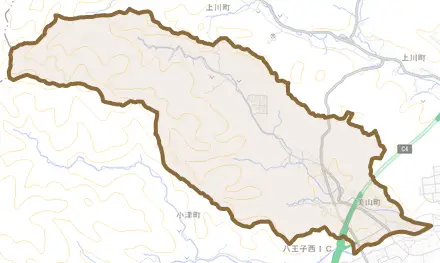 美山町とその周辺の地図。町の範囲を重ねている