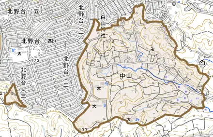 中山とその周辺の地図。町の範囲を重ねている