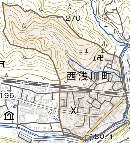 西浅川町とその周辺の地図。町の範囲を重ねている