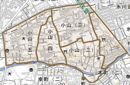 小山とその周辺の地図。町の範囲を重ねている