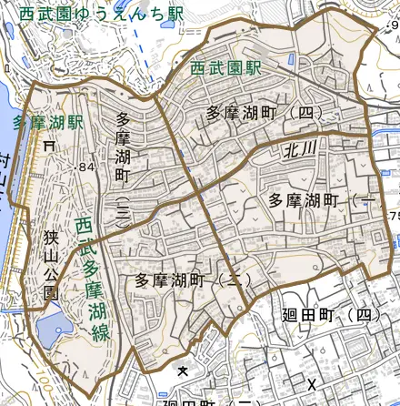 多摩湖町とその周辺の地図。町の範囲を重ねている