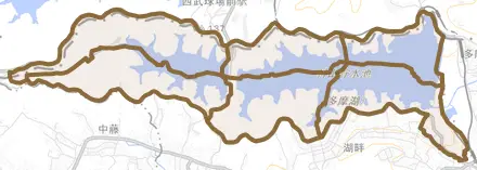 多摩湖とその周辺の地図。町の範囲を重ねている