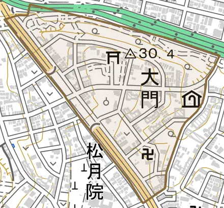 大門とその周辺の地図。町の範囲を重ねている