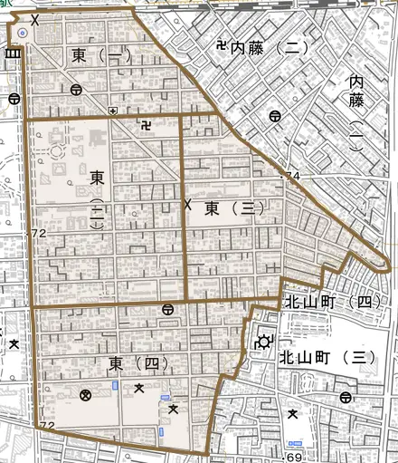 東とその周辺の地図。町の範囲を重ねている
