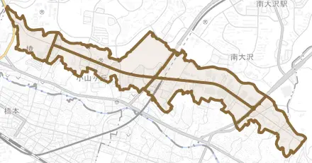 小山ヶ丘とその周辺の地図。町の範囲を重ねている