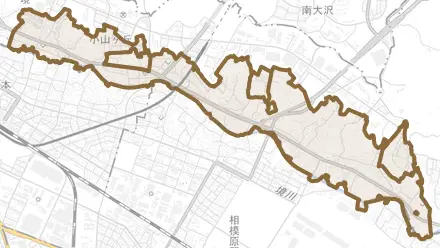 小山町とその周辺の地図。町の範囲を重ねている