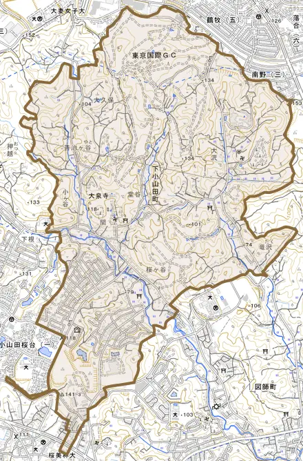 下小山田町とその周辺の地図。町の範囲を重ねている