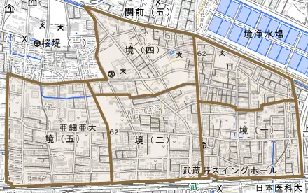 境とその周辺の地図。町の範囲を重ねている