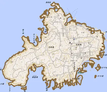 式根島とその周辺の地図。町の範囲を重ねている