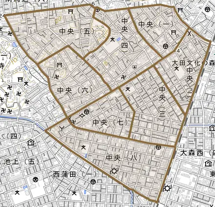 中央とその周辺の地図。町の範囲を重ねている