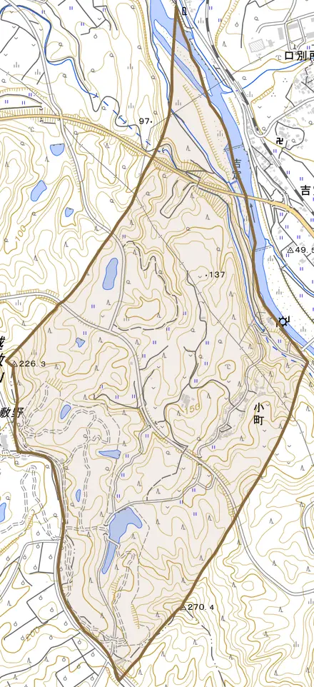 小町とその周辺の地図。町の範囲を重ねている