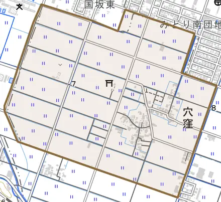 穴窪とその周辺の地図。町の範囲を重ねている