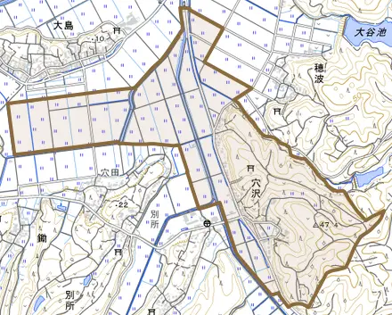穴沢とその周辺の地図。町の範囲を重ねている