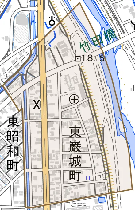 東巌城町とその周辺の地図。町の範囲を重ねている