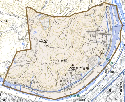 巌城とその周辺の地図。町の範囲を重ねている