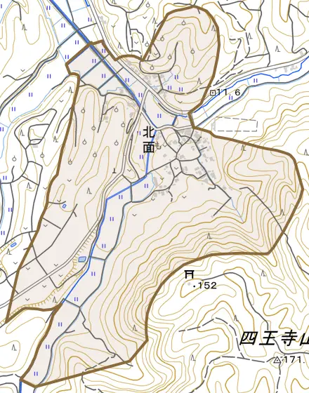 北面とその周辺の地図。町の範囲を重ねている