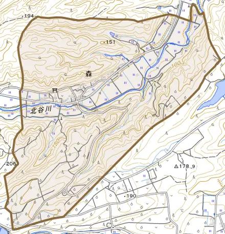 森とその周辺の地図。町の範囲を重ねている