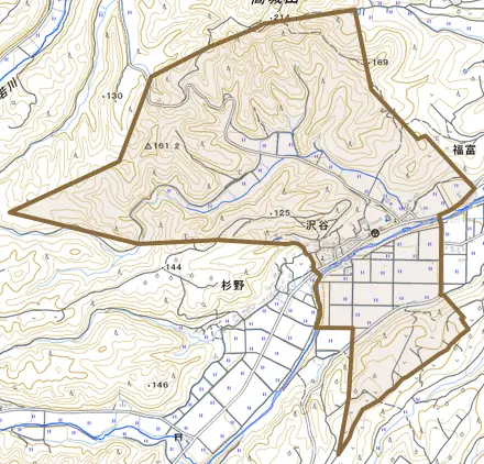 沢谷とその周辺の地図。町の範囲を重ねている