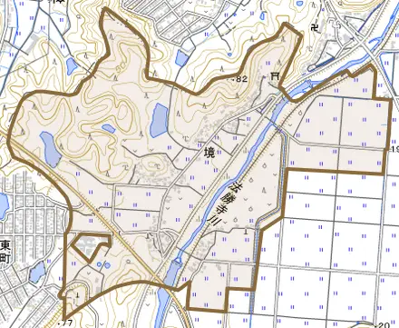境とその周辺の地図。町の範囲を重ねている