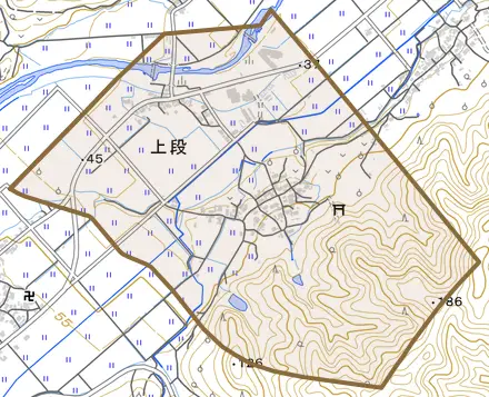 上段とその周辺の地図。町の範囲を重ねている
