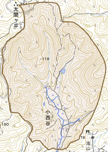 小西谷とその周辺の地図。町の範囲を重ねている
