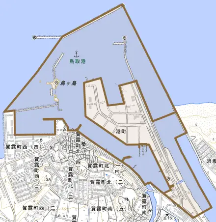 港町とその周辺の地図。町の範囲を重ねている
