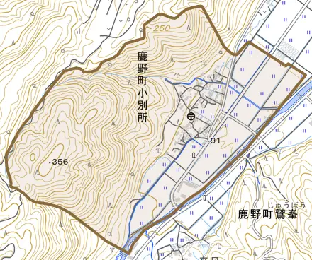 鹿野町小別所とその周辺の地図。町の範囲を重ねている