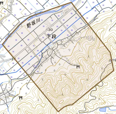 下段とその周辺の地図。町の範囲を重ねている