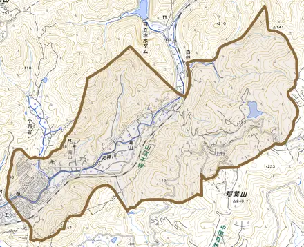 滝山とその周辺の地図。町の範囲を重ねている