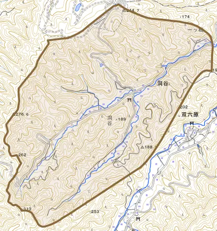 洞谷とその周辺の地図。町の範囲を重ねている