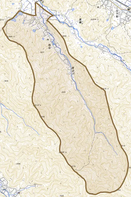 西谷とその周辺の地図。町の範囲を重ねている