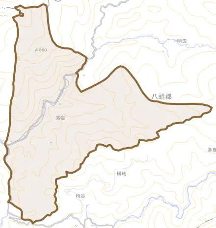 落岩とその周辺の地図。町の範囲を重ねている