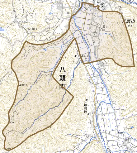 坂田とその周辺の地図。町の範囲を重ねている