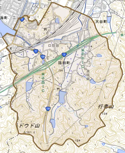 陰田町とその周辺の地図。町の範囲を重ねている