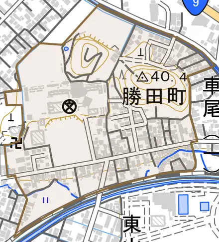 勝田町とその周辺の地図。町の範囲を重ねている