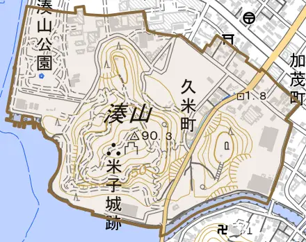 久米町とその周辺の地図。町の範囲を重ねている
