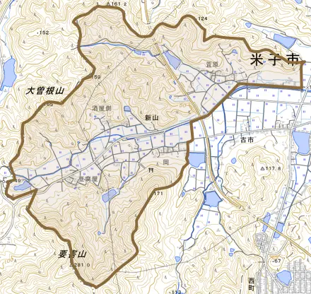 新山とその周辺の地図。町の範囲を重ねている