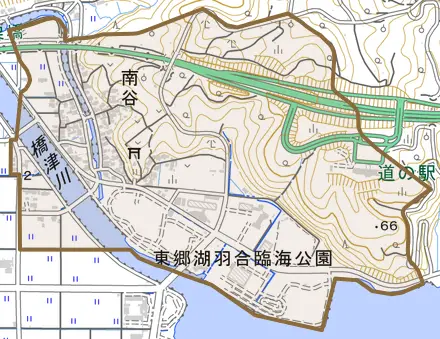 大字南谷とその周辺の地図。町の範囲を重ねている