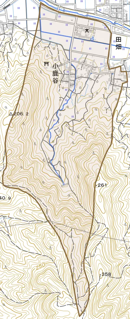 大字小鹿谷とその周辺の地図。町の範囲を重ねている